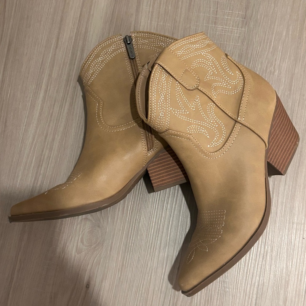 Tan Women's Pointed-Toe Western Ankle Boots